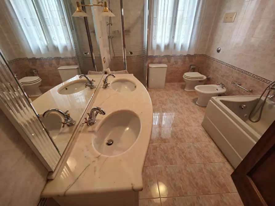 Immagine 27 di Villa in vendita  in Via Montà a Padova