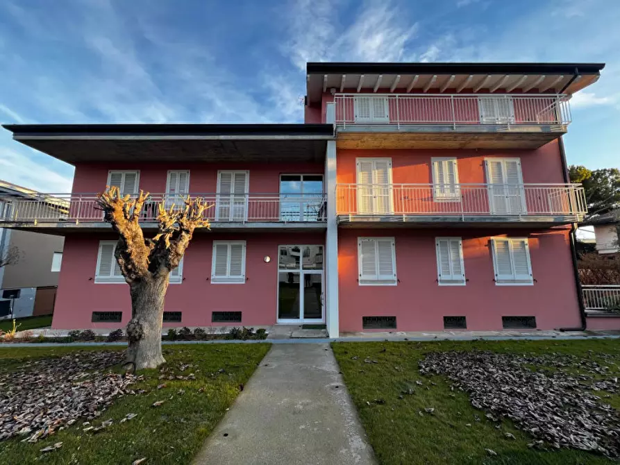 Immagine 1 di Appartamento in vendita  a Desenzano Del Garda