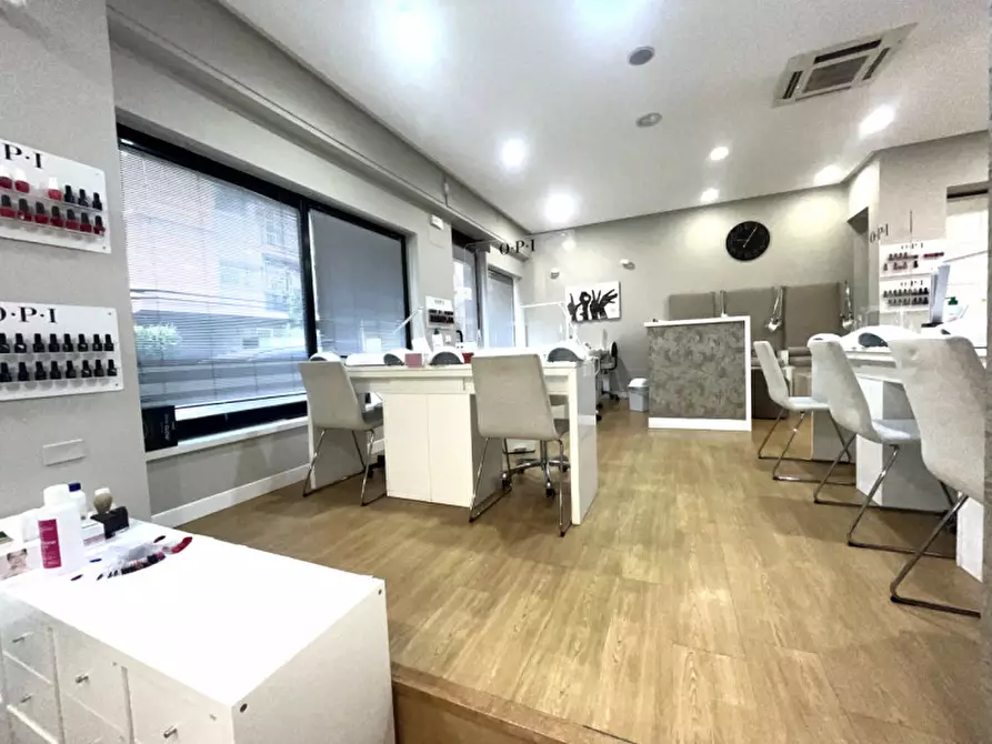 Immagine 1 di Negozio in vendita  in Via degli Orti della Farnesina a Roma