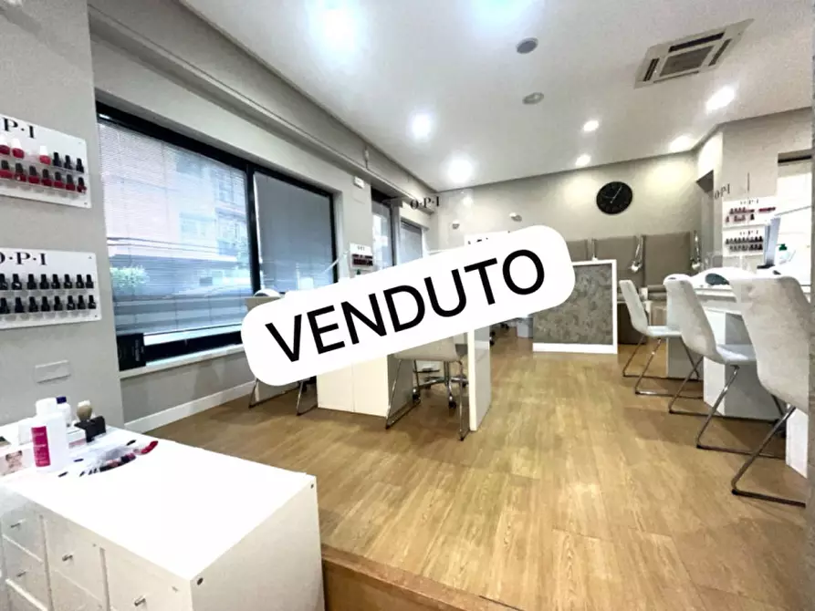 Immagine 1 di Negozio in vendita  in Via degli Orti della Farnesina a Roma