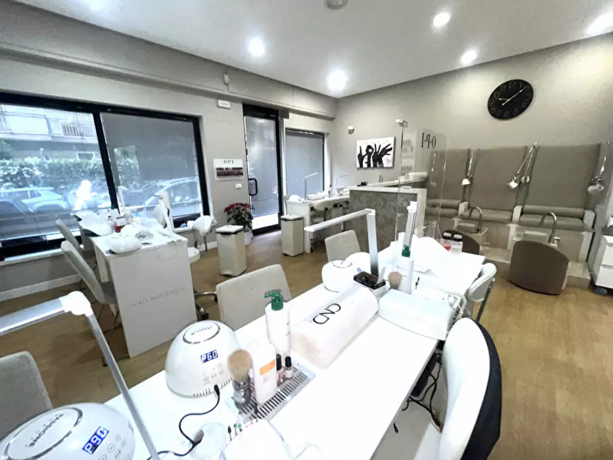 Immagine 2 di Negozio in vendita  in Via degli Orti della Farnesina a Roma