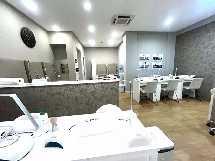 Immagine 3 di Negozio in vendita  in Via degli Orti della Farnesina a Roma