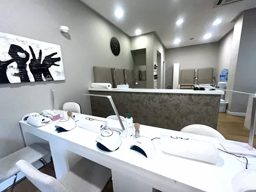 Immagine 4 di Negozio in vendita  in Via degli Orti della Farnesina a Roma