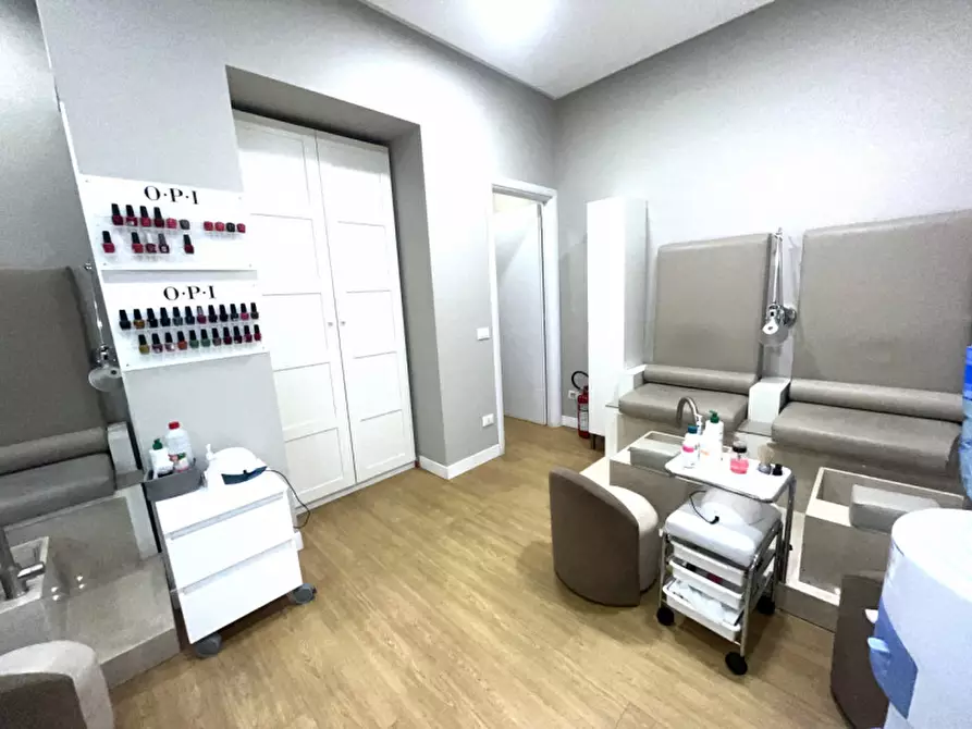 Immagine 5 di Negozio in vendita  in Via degli Orti della Farnesina a Roma