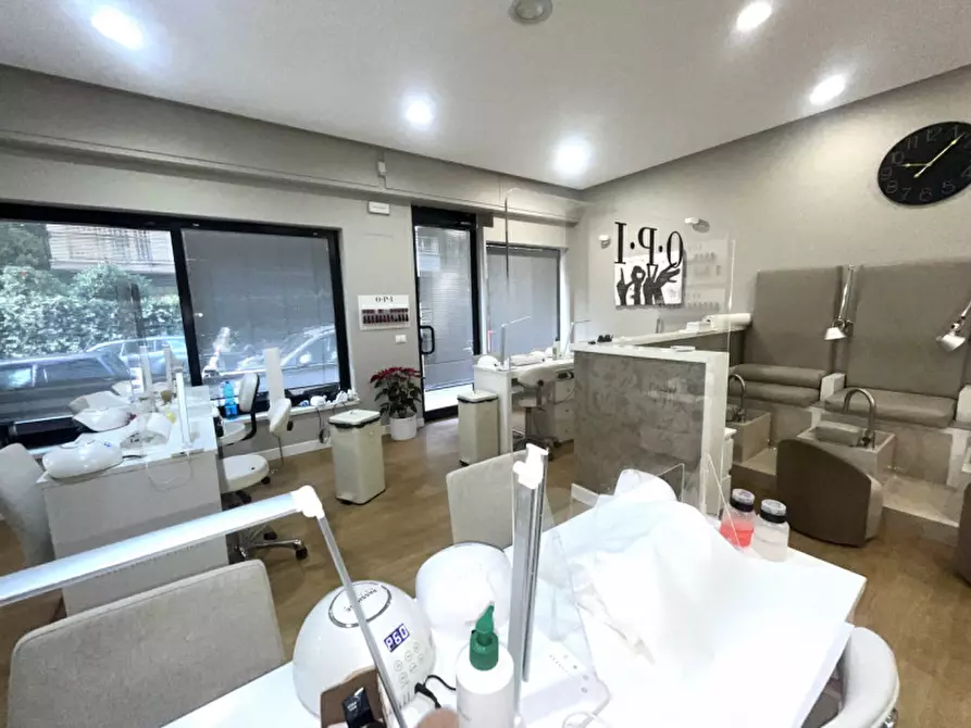 Immagine 6 di Negozio in vendita  in Via degli Orti della Farnesina a Roma