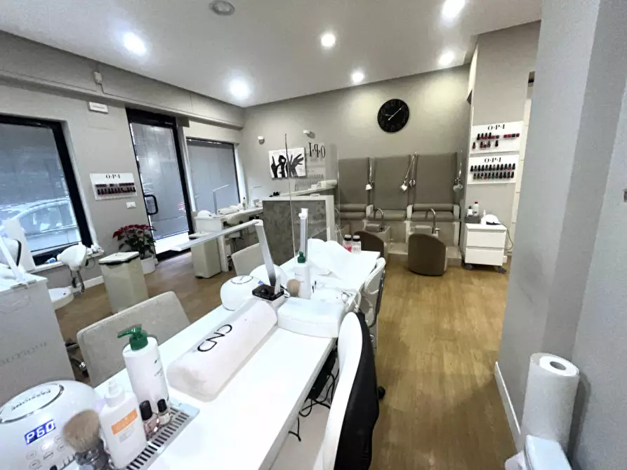 Immagine 7 di Negozio in vendita  in Via degli Orti della Farnesina a Roma