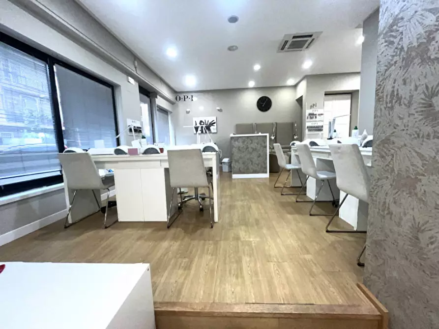 Immagine 8 di Negozio in vendita  in Via degli Orti della Farnesina a Roma