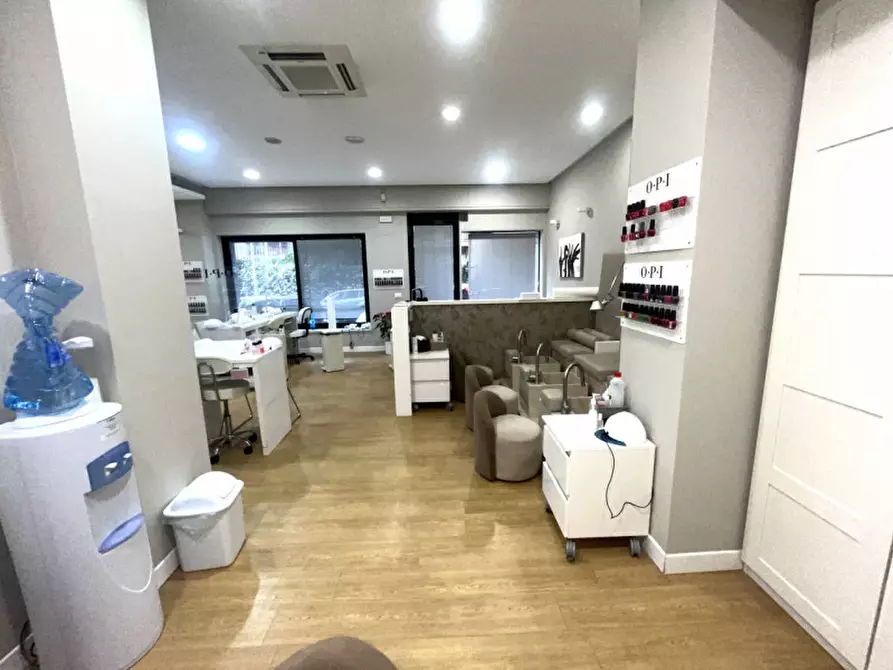 Immagine 9 di Negozio in vendita  in Via degli Orti della Farnesina a Roma