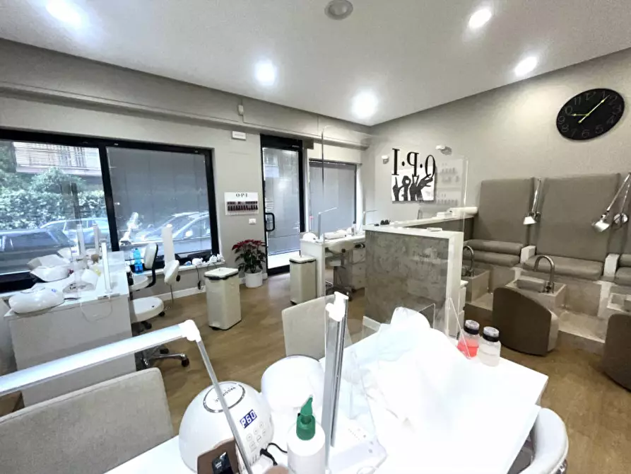 Immagine 10 di Negozio in vendita  in Via degli Orti della Farnesina a Roma