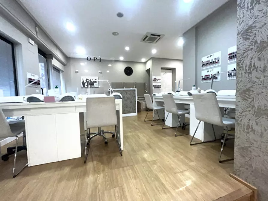 Immagine 11 di Negozio in vendita  in Via degli Orti della Farnesina a Roma