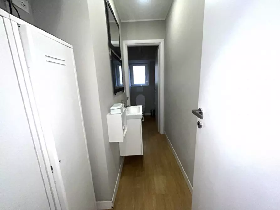 Immagine 13 di Negozio in vendita  in Via degli Orti della Farnesina a Roma