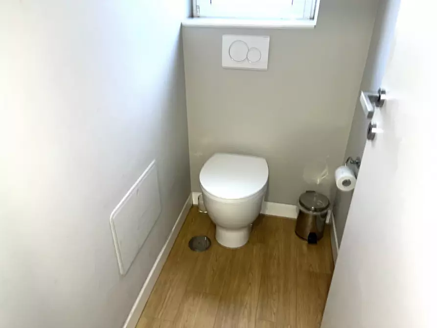 Immagine 14 di Negozio in vendita  in Via degli Orti della Farnesina a Roma