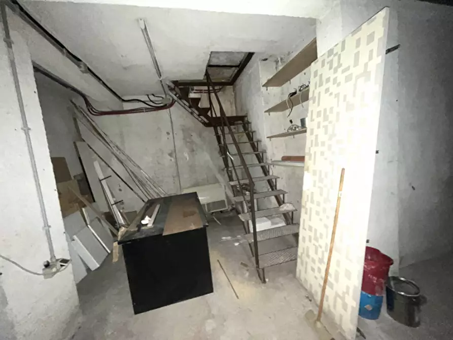 Immagine 15 di Negozio in vendita  in Via degli Orti della Farnesina a Roma