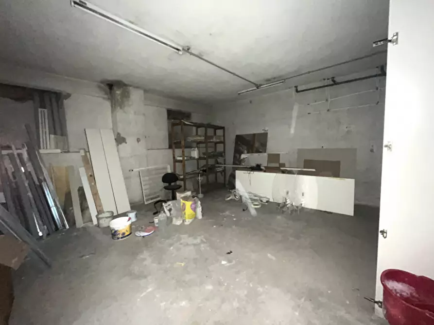 Immagine 17 di Negozio in vendita  in Via degli Orti della Farnesina a Roma