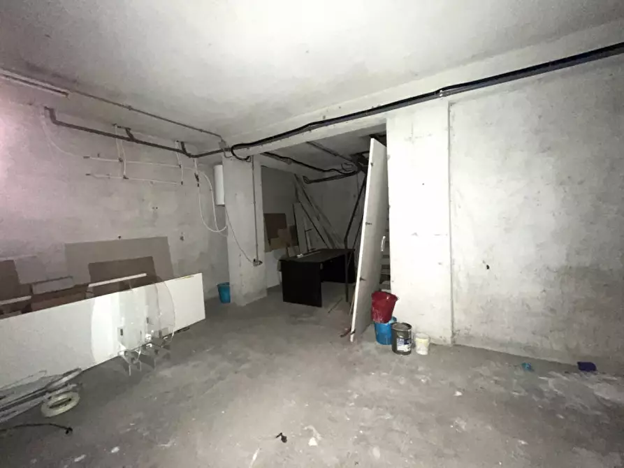 Immagine 17 di Negozio in vendita  in Via degli Orti della Farnesina a Roma