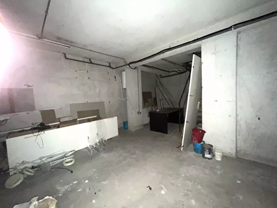 Immagine 19 di Negozio in vendita  in Via degli Orti della Farnesina a Roma