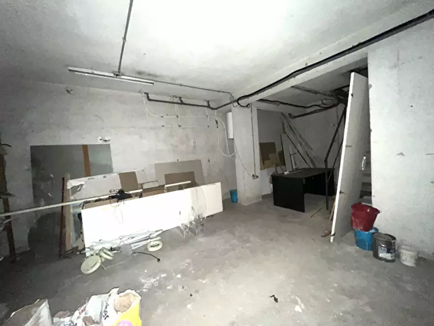 Immagine 20 di Negozio in vendita  in Via degli Orti della Farnesina a Roma