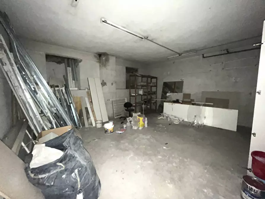 Immagine 21 di Negozio in vendita  in Via degli Orti della Farnesina a Roma