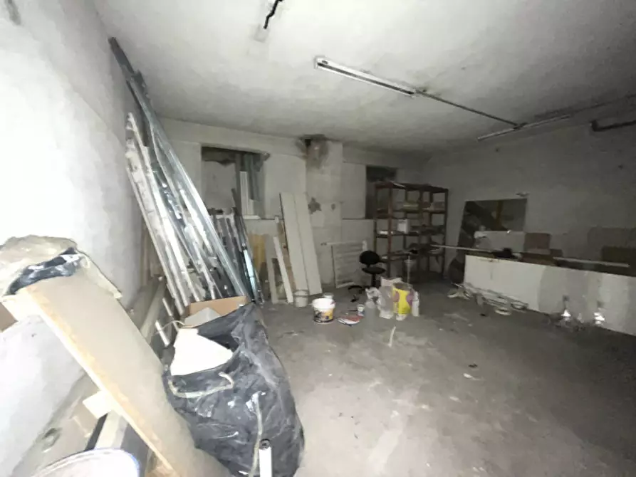 Immagine 21 di Negozio in vendita  in Via degli Orti della Farnesina a Roma