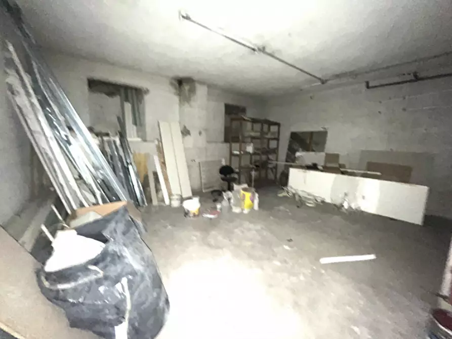 Immagine 23 di Negozio in vendita  in Via degli Orti della Farnesina a Roma