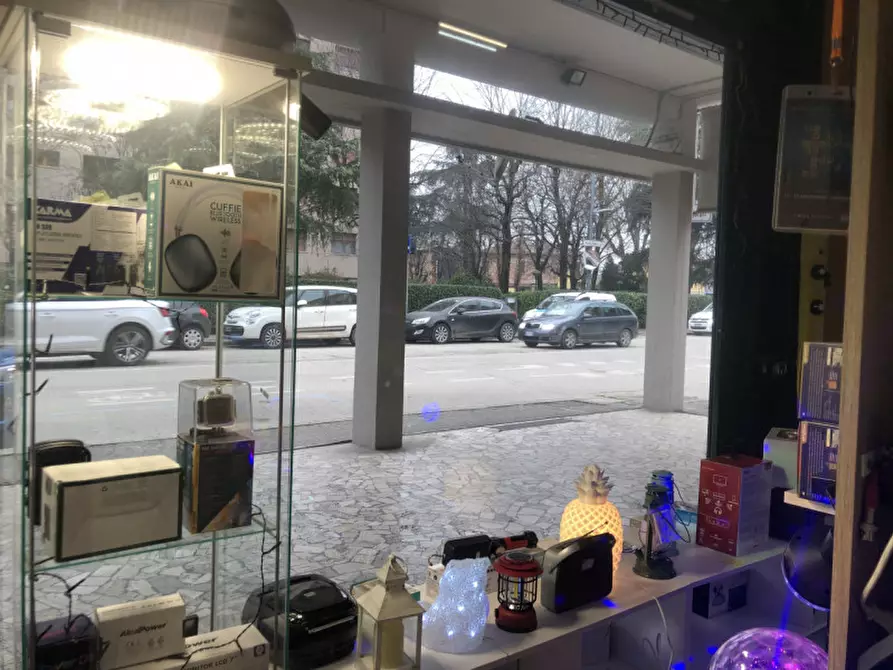 Immagine 1 di Negozio in affitto  in Via Lipparini a Bologna