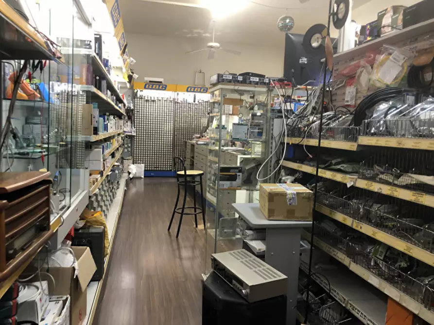 Immagine 2 di Negozio in affitto  in Via Lipparini a Bologna