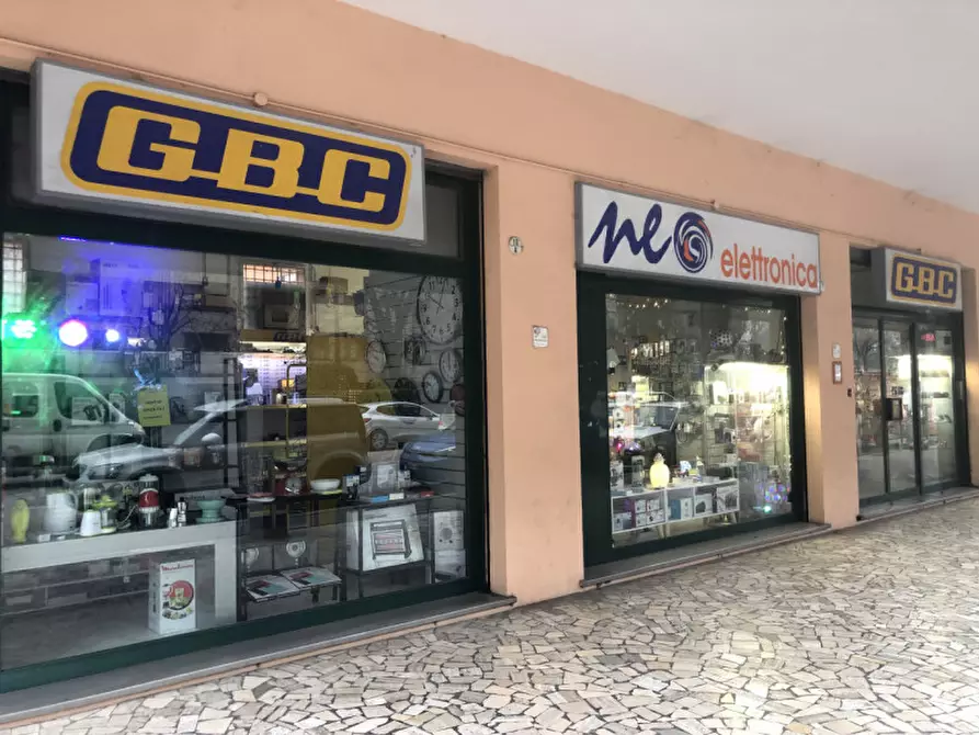 Immagine 4 di Negozio in affitto  in Via Lipparini a Bologna