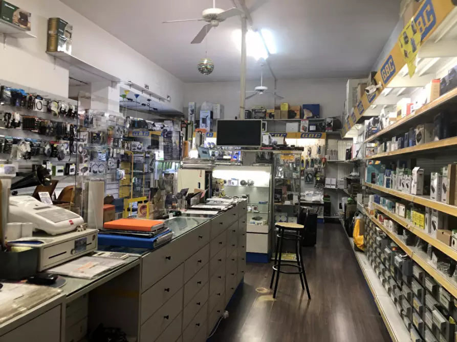 Immagine 5 di Negozio in affitto  in Via Lipparini a Bologna