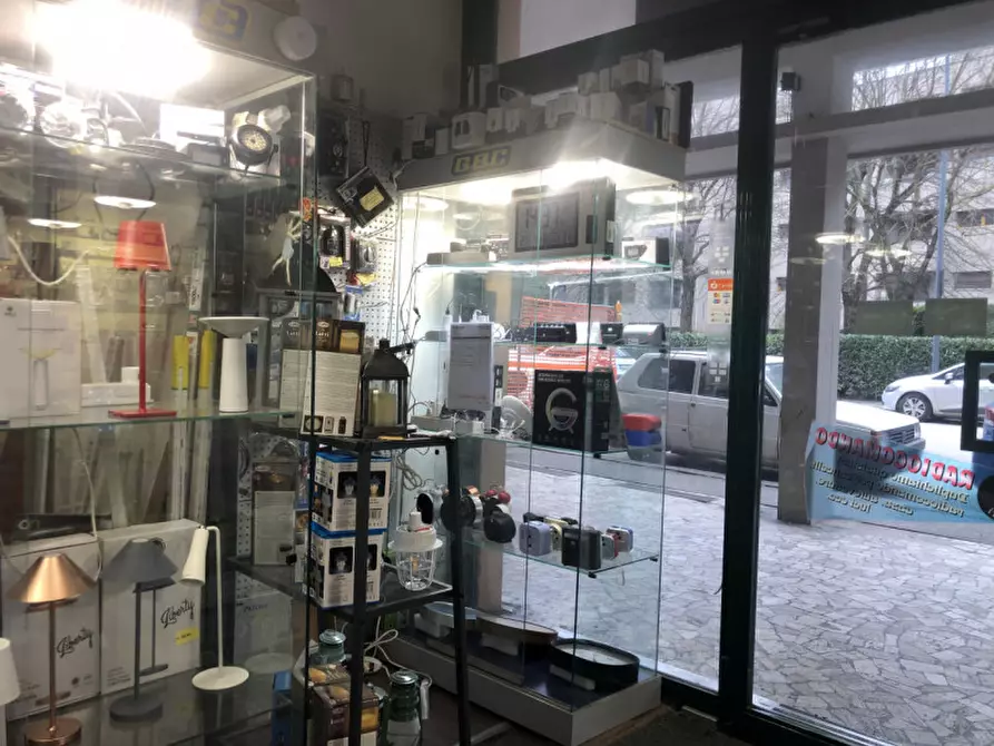 Immagine 6 di Negozio in affitto  in Via Lipparini a Bologna