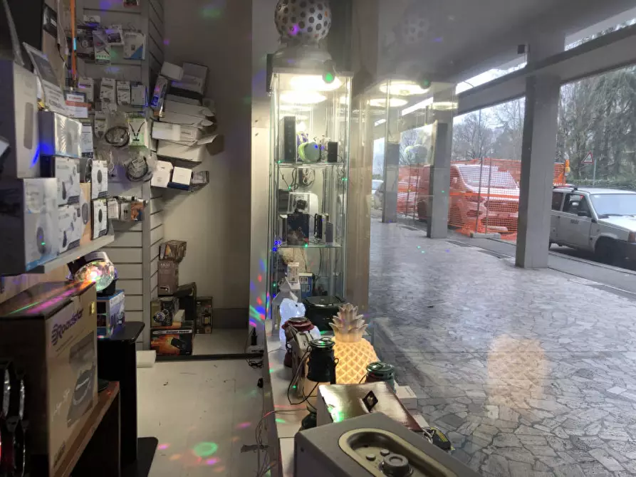 Immagine 8 di Negozio in affitto  in Via Lipparini a Bologna