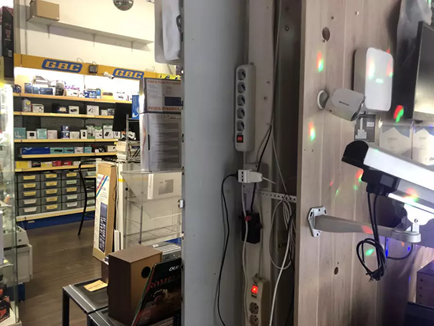 Immagine 10 di Negozio in affitto  in Via Lipparini a Bologna