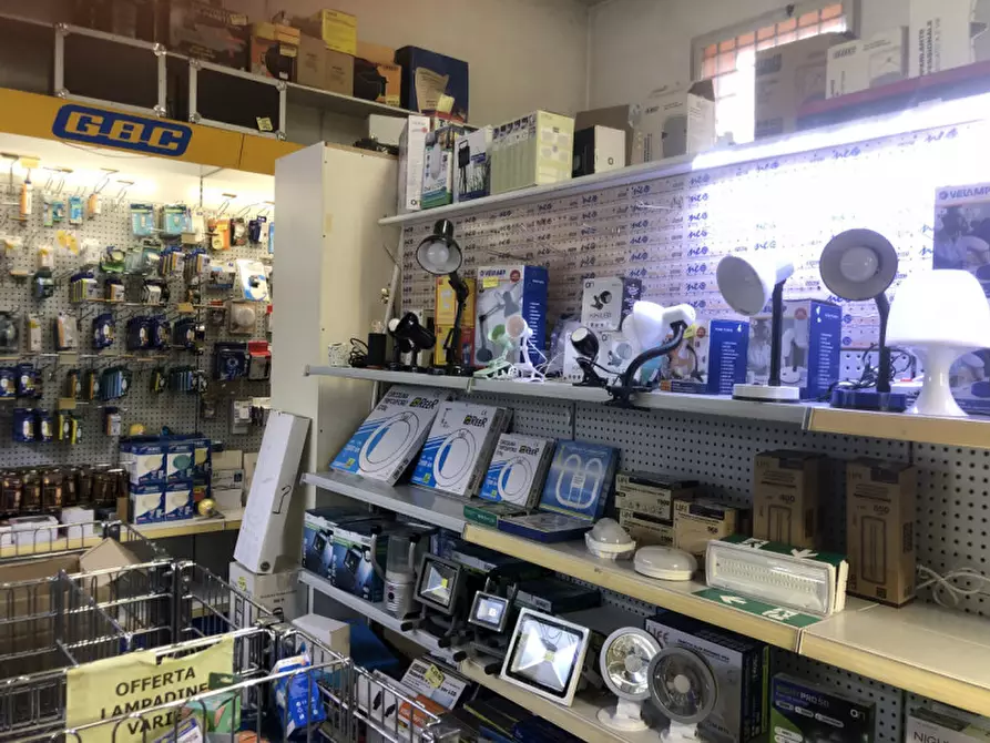 Immagine 11 di Negozio in affitto  in Via Lipparini a Bologna