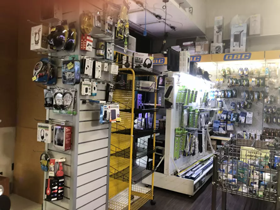 Immagine 12 di Negozio in affitto  in Via Lipparini a Bologna