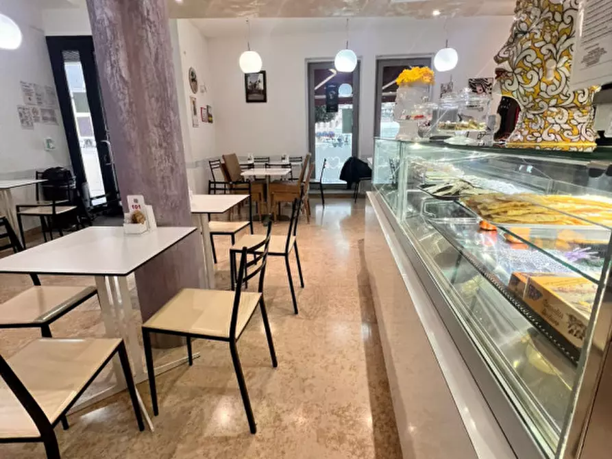 Immagine 1 di Attività commerciale in vendita  in piazza Italia, 33 a Maniago