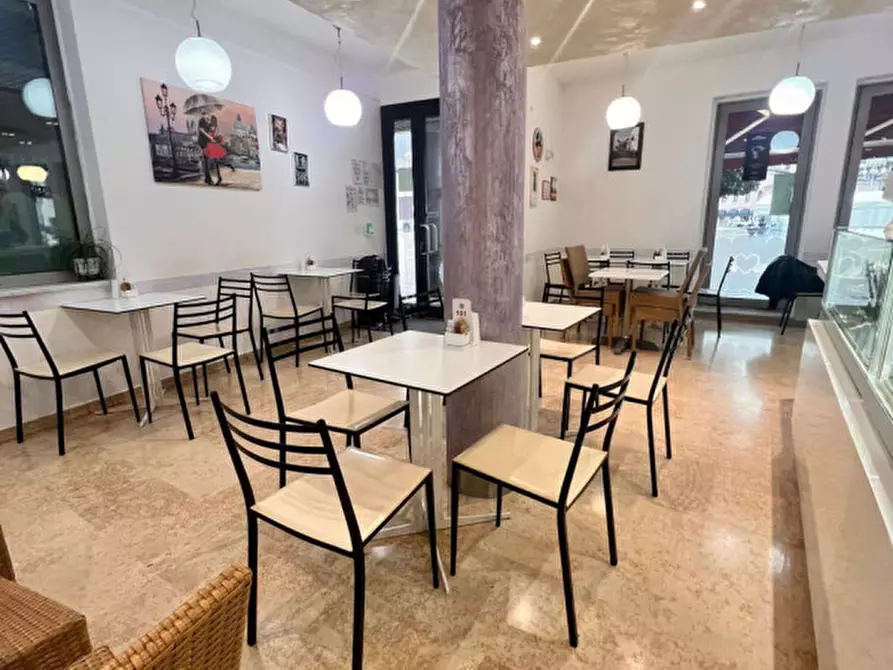 Immagine 2 di Attività commerciale in vendita  in piazza Italia, 33 a Maniago