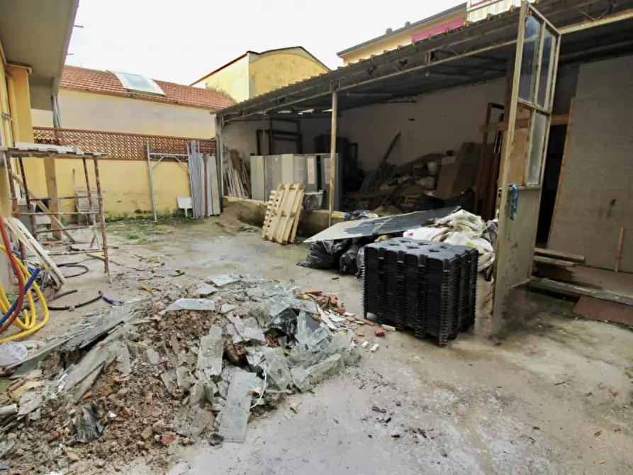 Immagine 11 di Appartamento in vendita  in Via Adriano Zarini a Prato