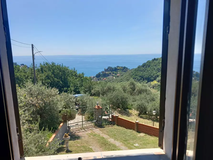 Immagine 1 di Villa in vendita  in prima collina a Moneglia