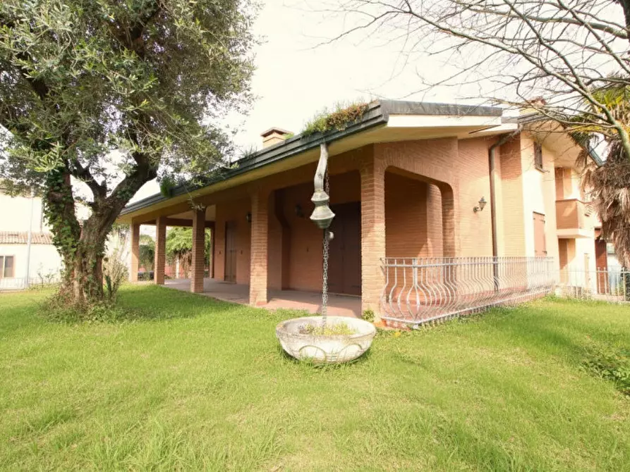 Immagine 1 di Villa in vendita  in Via Paolo Sarpi 18 a Solesino