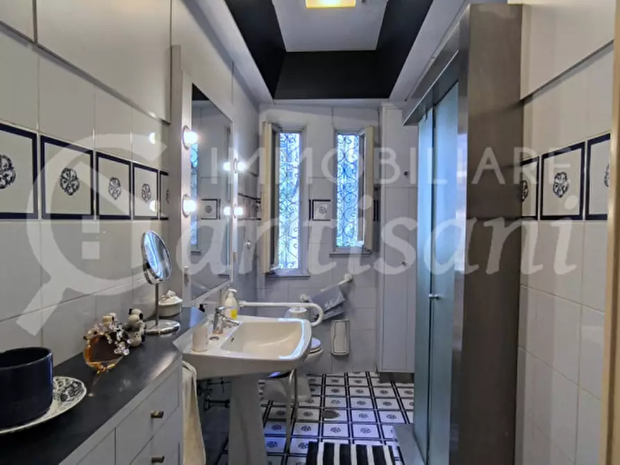 Immagine 30 di Villa in vendita  in Via dei Cappuccini a Firenze