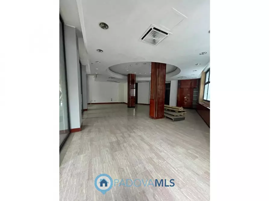 Immagine 1 di Negozio in vendita  in Viale Stazione a Montegrotto Terme