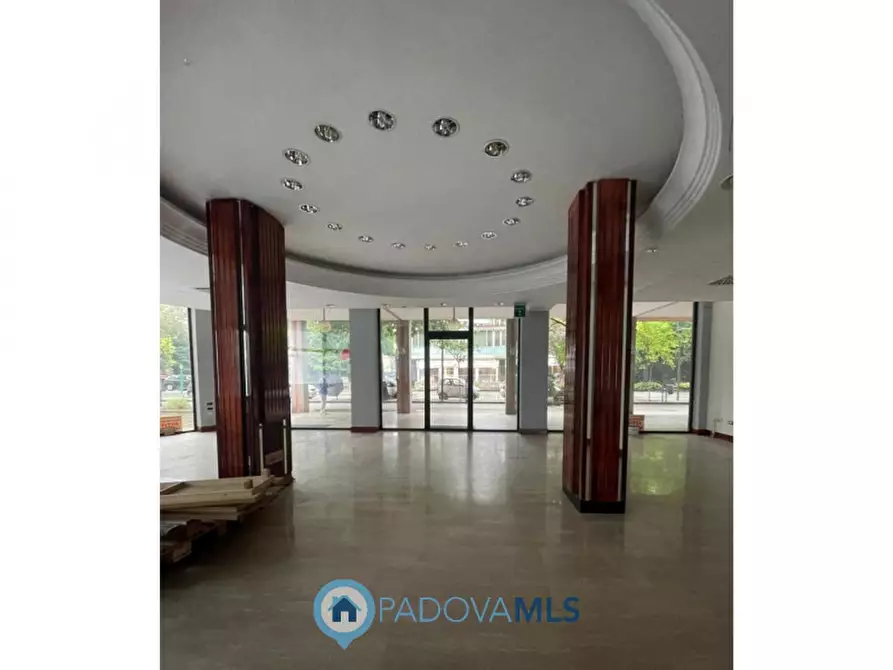 Immagine 2 di Negozio in vendita  in Viale Stazione a Montegrotto Terme