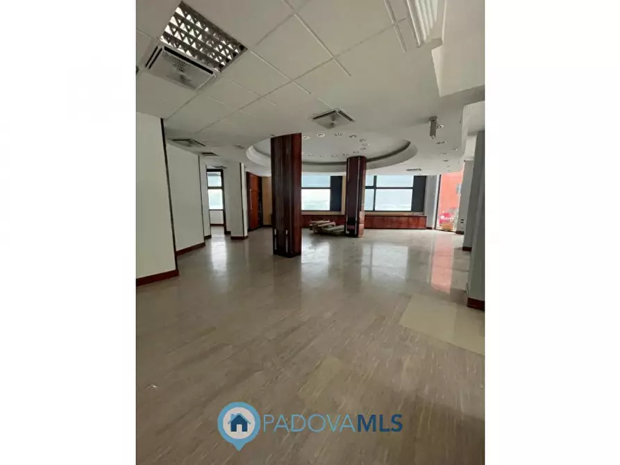 Immagine 3 di Negozio in vendita  in Viale Stazione a Montegrotto Terme