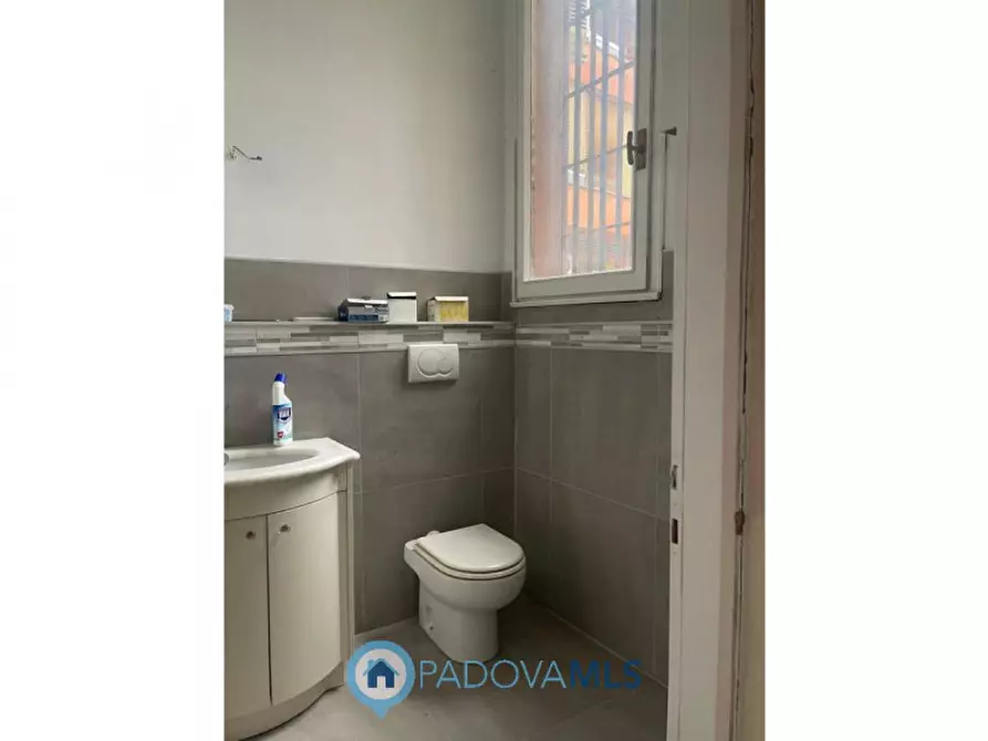 Immagine 3 di Negozio in vendita  in Viale Stazione a Montegrotto Terme