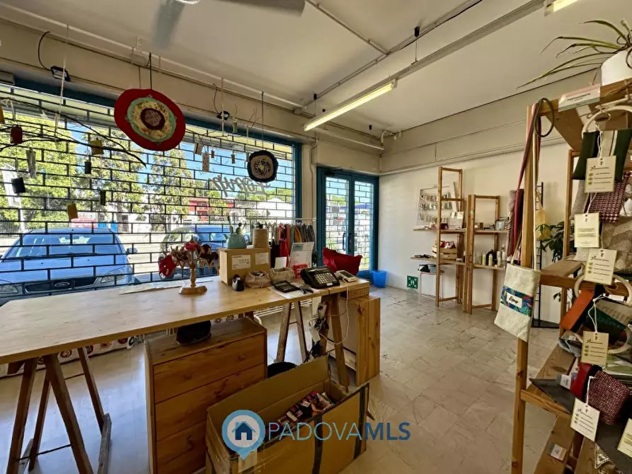 Immagine 5 di Negozio in vendita  in Via Pontevigodarzere a Padova
