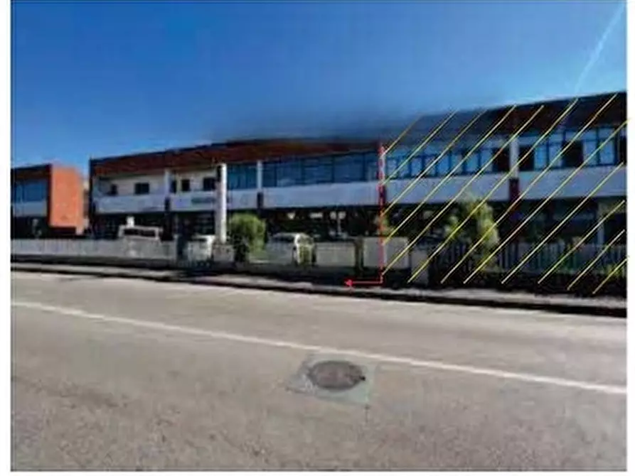 Immagine 1 di Laboratorio in vendita  in Via Andrea Brustolon 4 a Abano Terme