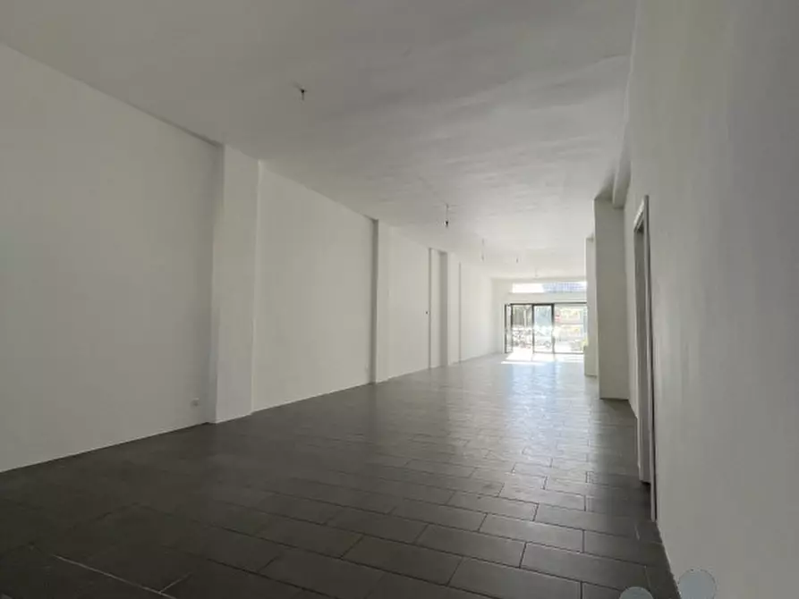 Immagine 10 di Negozio in vendita  in Via Capitano Ritucci, 33b a Lecce