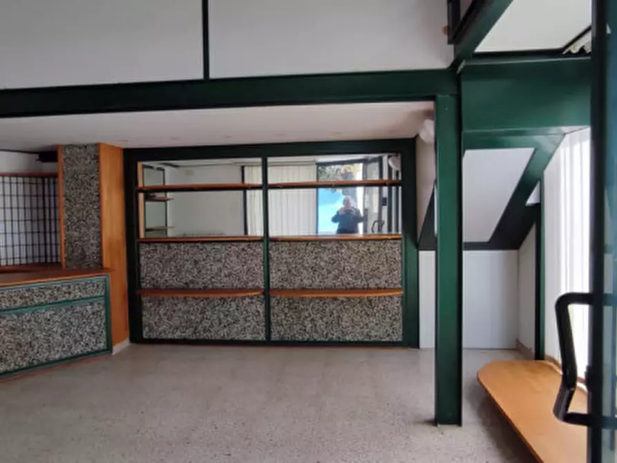 Immagine 1 di Negozio in affitto  in VIA DA VESTEA a Pescara