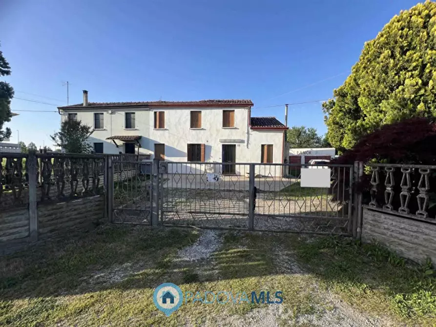 Immagine 1 di Rustico / casale in vendita  in Viale Spagna a Tribano