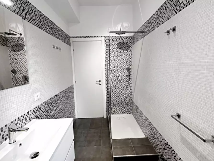 Immagine 15 di Appartamento in vendita  in Via Pietro Cartoni a Roma