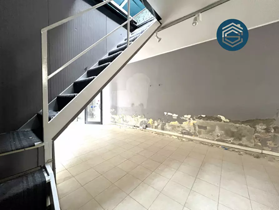 Immagine 12 di Negozio in vendita  in Via Vittorio Veneto 14 a Campi Bisenzio